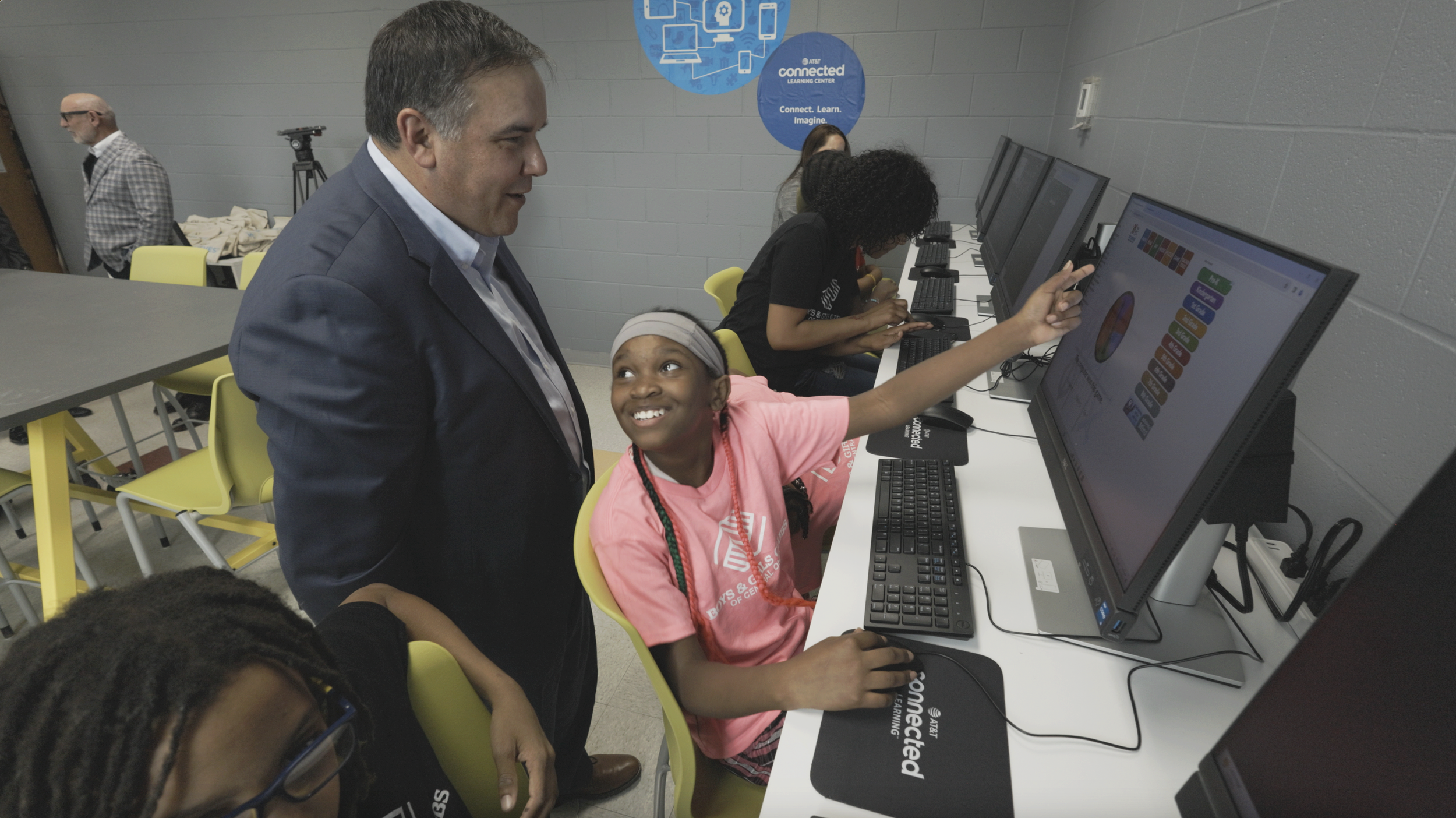   Photo: AT&T / Columbus Mayor Andrew J. Ginther at opening of new Connected Learning Center  